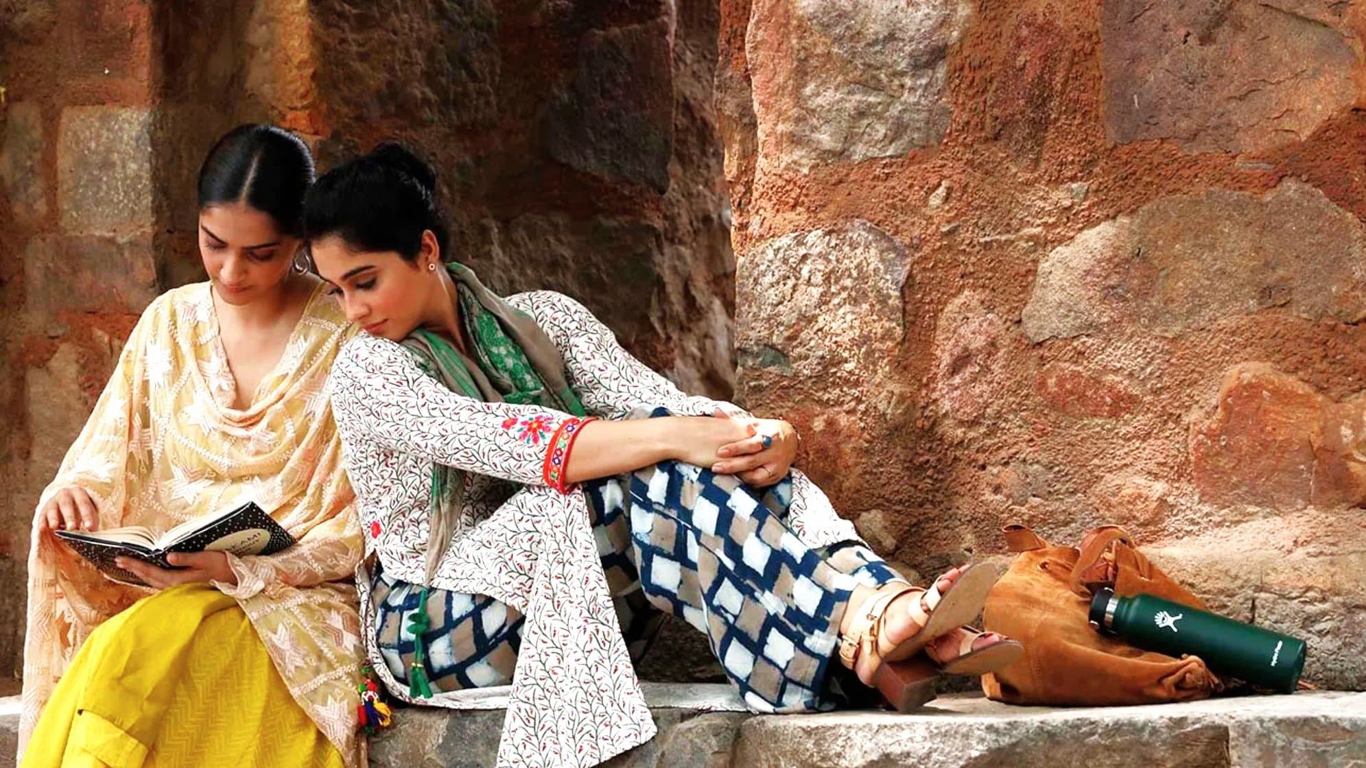 Ek Ladki Ko Dekha Toh Aisa Laga backdrop